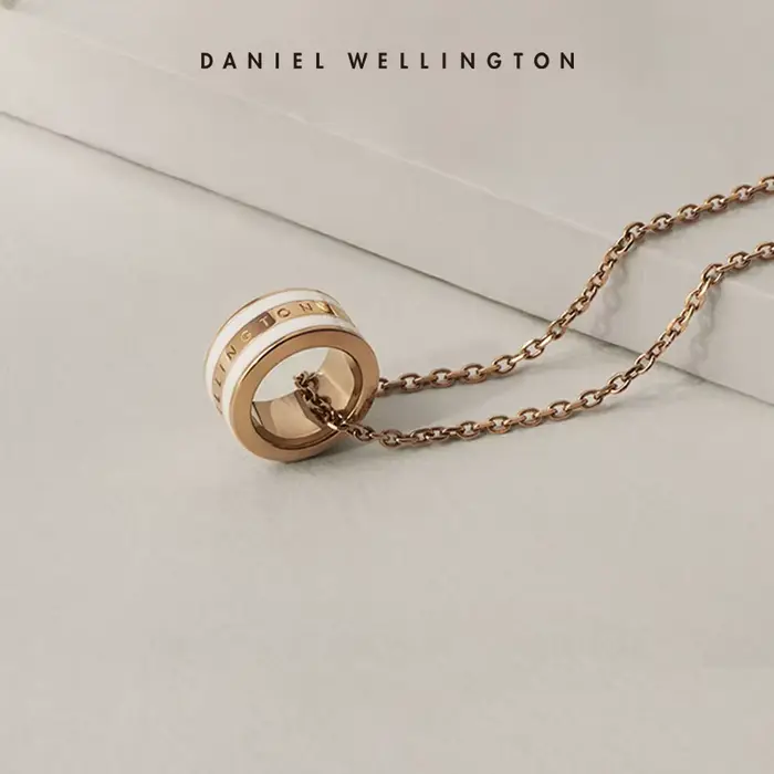 Collier Emalie Daniel Wellington en or rose avec pendentif en émail noir pour femmes occasions spéciales