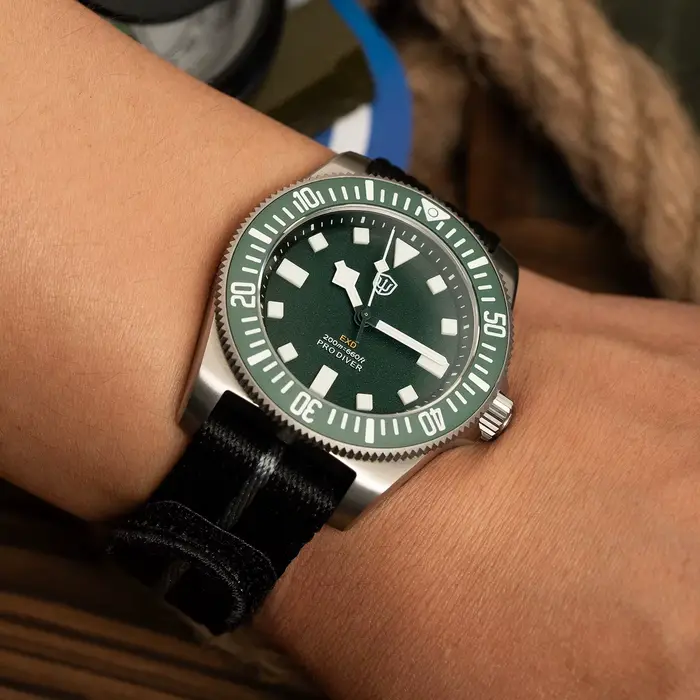 Watchdives EXD 40 Montre de plongée en titane vert rétro VH31 Montres à quartz étanches 200M Verre saphir AR Lunette en céramique 60 clics Luminescence
