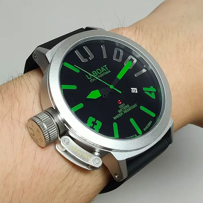 Montre U-BOAT multifonctionnelle élégante pour hommes design moderne et robuste pour mode affaires et sport