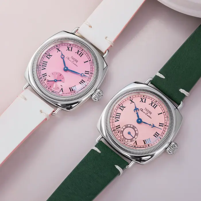 Montre THORN en forme d'oreiller avec bracelet en cuir pour homme et femme occasions spéciales quartz rétro élégante à offrir