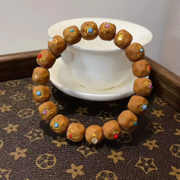 Bracelet en héricium naturel sculpté à la main