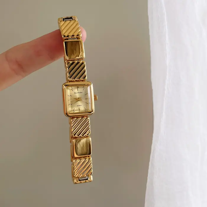 Montre rétro carrée en or pour femmes élégante avec bracelet carré de luxe quartz haute qualité cadeau pour femmes occasions spéciales