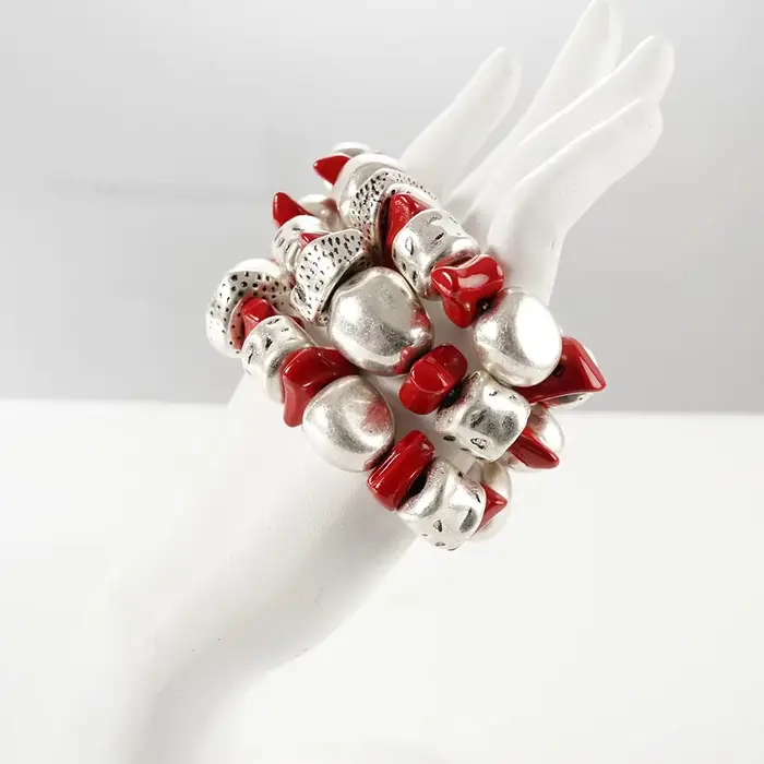Ensemble de bracelets rouges et argentés vieillis