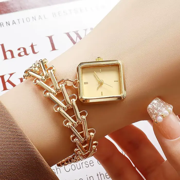 Montre de luxe dorée avec cadran triangulaire motif épi de blé