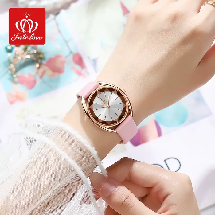 Montre en acier inoxydable avec bracelet en cuir pour femmes, élégante et résistante à l'eau, idéale pour les occasions spéciales et le quotidien