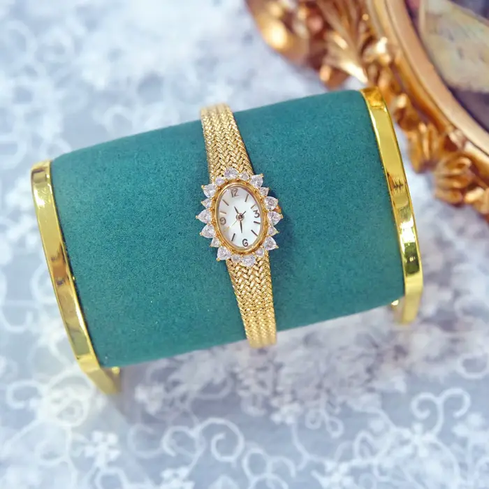 Montre à quartz en laiton plaqué or 24 carats pour femme
