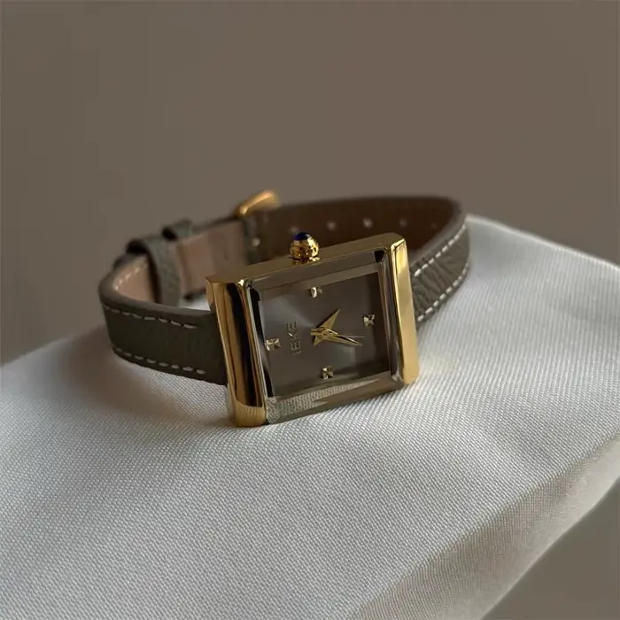 Montre de luxe pour femmes en acier inoxydable avec chiffres romains style vintage pour diverses occasions spéciales