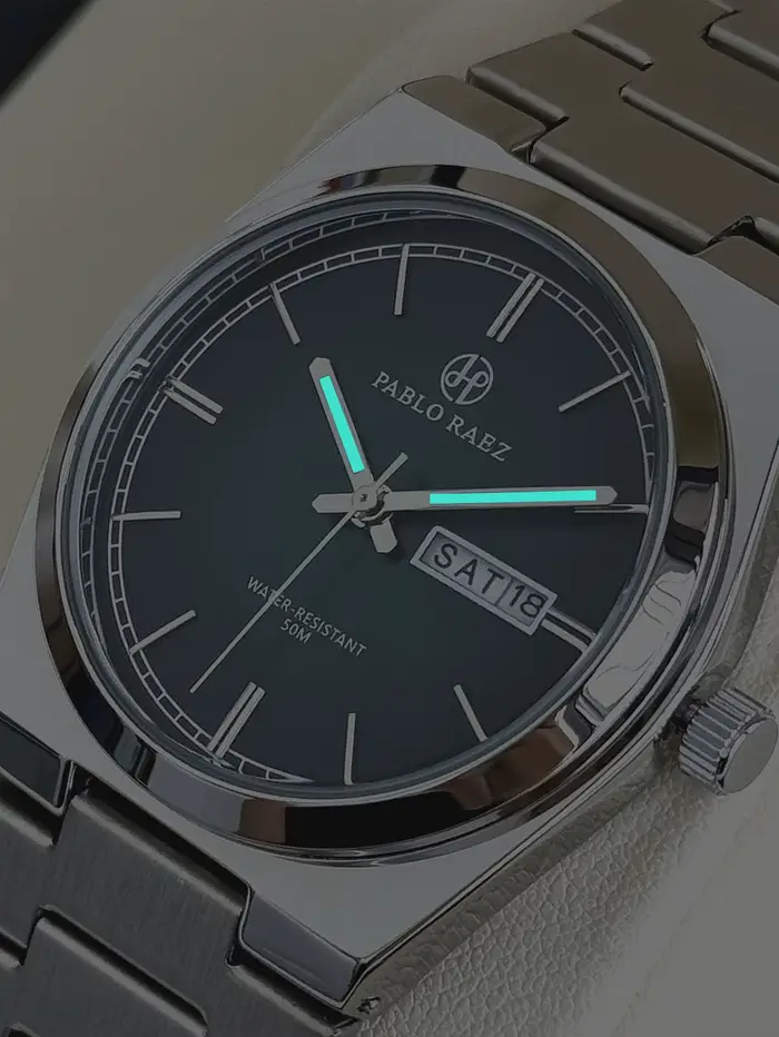 Montre de couple en acier inoxydable avec cadran vert dégradé, boucle papillon, double calendrier et résistance à l'eau pour femmes et hommes, idéale pour les occasions spéciales et le quotidien