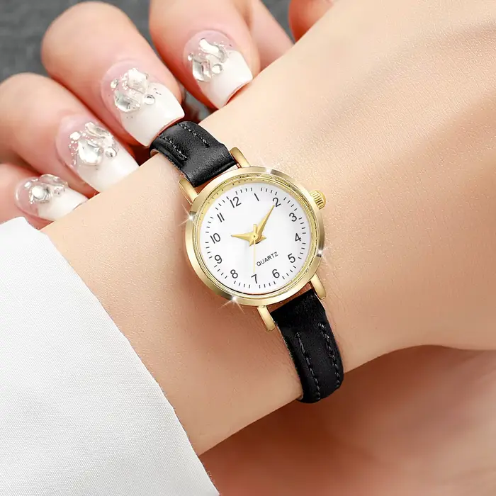 Montre ronde dorée délicate avec chiffres romains bracelet en cuir souple pour femmes occasions quotidiennes et spéciales