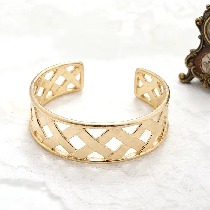 Bracelet ouvert en or tressé (minimaliste moderne) – Bijou tendance parfait pour les brunches