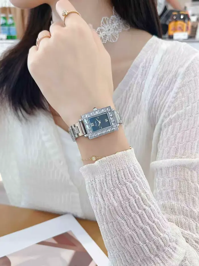 Montre rétro carrée DRNATA en alliage avec bracelet en cuir pour femmes et filles styles mode et décontracté occasions spéciales