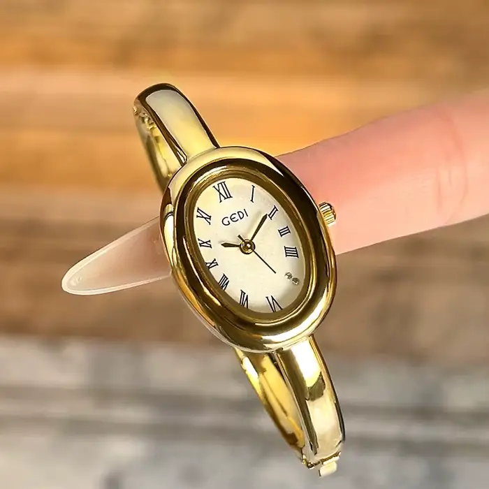 Montre de luxe femme ovale en or forme baignoire bracelet inspiration vintage quartz unique 2025