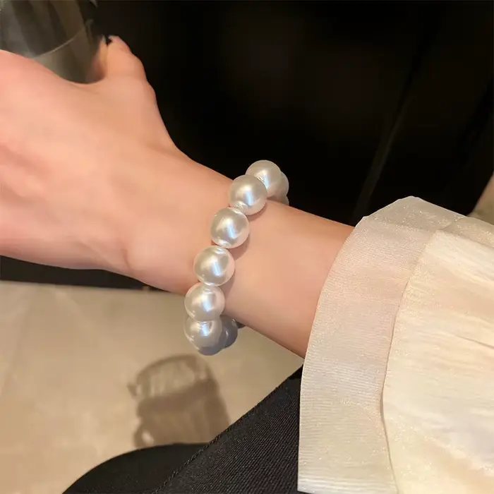 Bracelet en faux perles blanches élégant pour femmes occasions spéciales polyvalent et luxueux