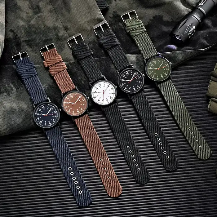 Montre numérique lumineuse en plastique avec bracelet en cuir pour homme, élégante et polyvalente pour tous les jours et occasions spéciales