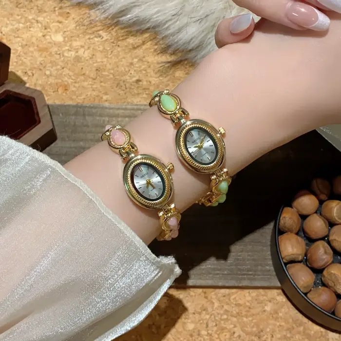 Montre à bracelet incrusté de pierres artificielles pour femmes