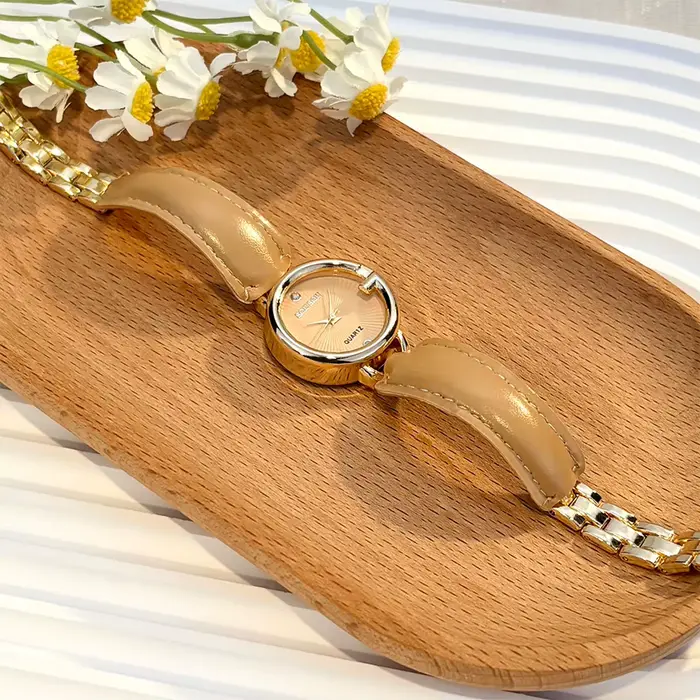Montre en cuir incurvée design G élégant pour femme occassions spéciales bracelet ajustable largeur bande 16mm mouvement quartz style casual女性友人,如果你喜欢手表并且想要了解更多信息,我刚刚写了一篇关于这款时尚而休闲的手表的介绍。它有独特的G形设计,非常适合作为礼物送给女性朋友或用于特别场合。这款手表不仅外观优雅,而且佩戴舒适,适合日常搭配。希望这些信息对你有帮助!如果有任何问题或需要更多细节,请告诉我。