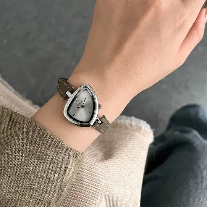 2025 nouvelle montre pour femme élégante minimaliste avec petit cadran asymétrique conception montre-bracelet à Quartz