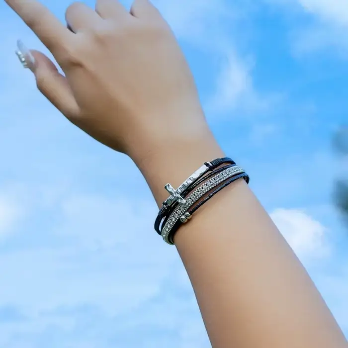 BLESSED – Bracelets en cuir avec cristaux croisés