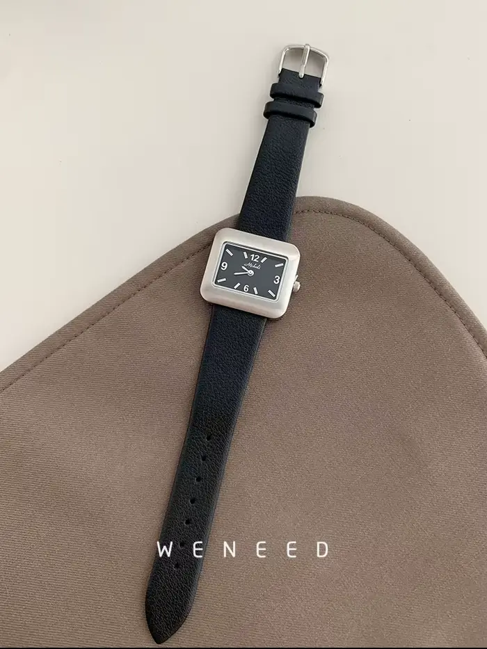 Montre carrée de mode pour femme élégante résistante à l'eau avec bracelet en cuir pour occasions spéciales femmes style casual et chic