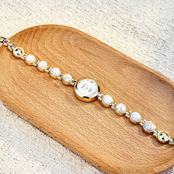 Montre-bracelet vintage pour femme ornée de pierres - Exquise