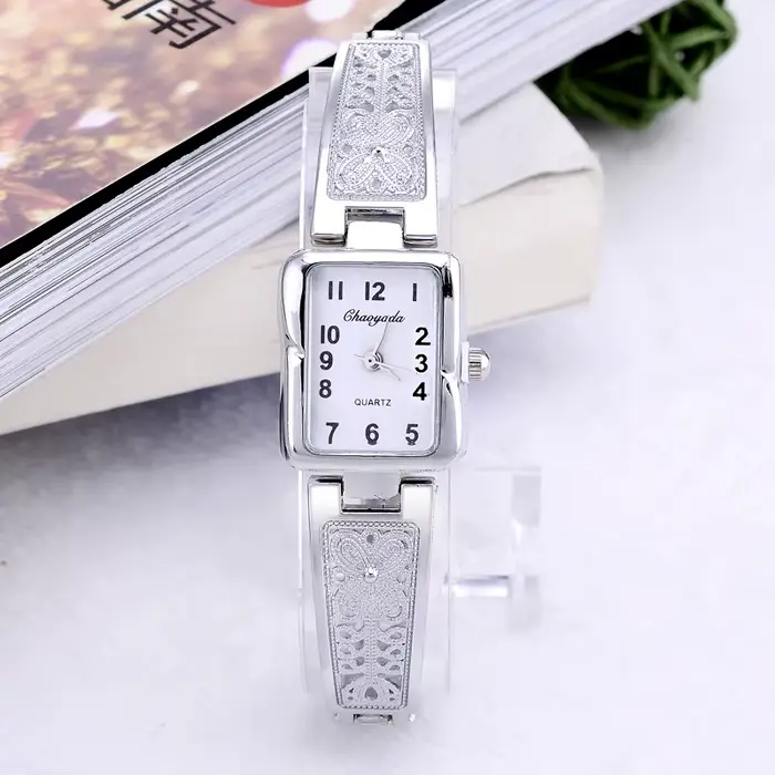 Montre de luxe en argent pour femmes avec bracelet en alliage rectangle élégante et sophistiquée pour occasions spéciales et tous les jours