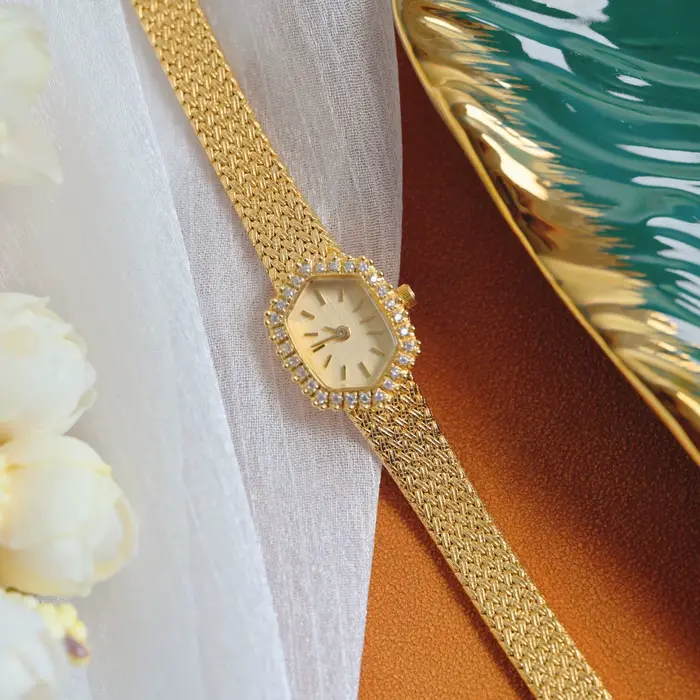 Montre vintage féminine en laiton plaqué or 18 carats avec cadran ovale rétro et bracelet en acier inoxydable pour occasions spéciales