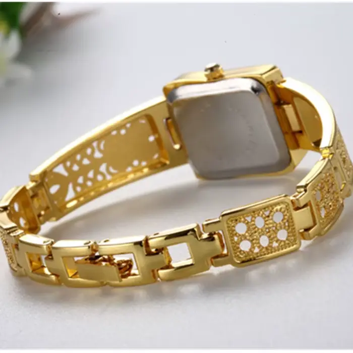 Montre de luxe en argent pour femmes avec bracelet en alliage rectangle élégante et sophistiquée pour occasions spéciales et tous les jours
