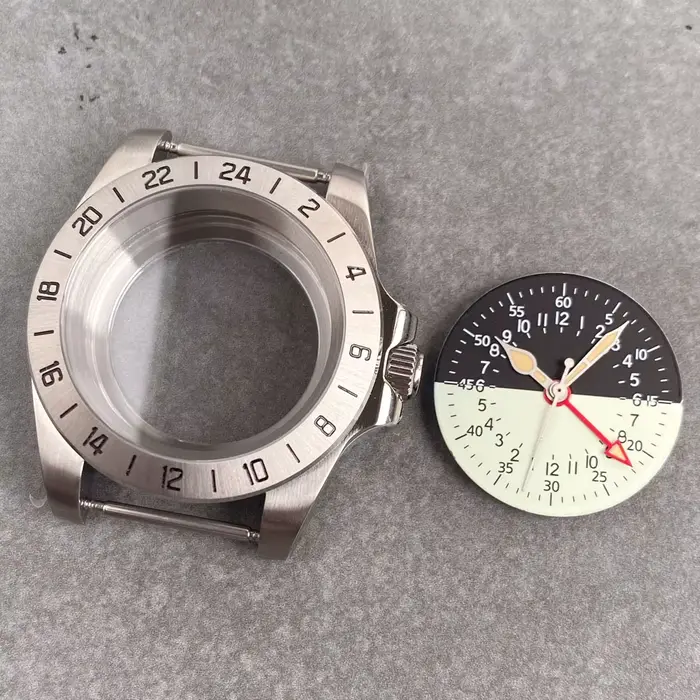 Montre Tandorio avec cadran bicolore 24 heures GMT boîtier en acier inoxydable bracelet en acier inoxydable pour homme et femme occasions spéciales