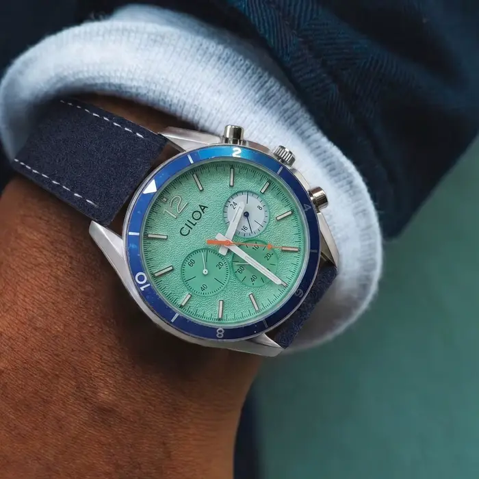 Montre chronographe pour homme CILOA, cadran vert menthe avec lunette bleue, bracelet en cuir suédé 