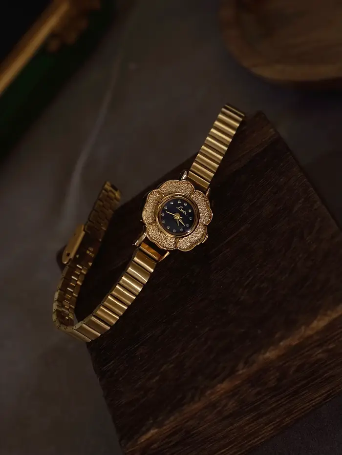 1 montre pour femme de style français rétro avec petit cadran doré et fleur de camélia
