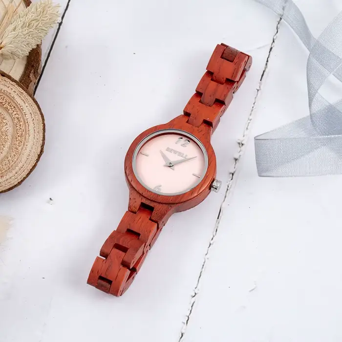 Montre en bois naturelle avec cadran rond et aiguilles minimalistes pour femmes occasions spéciales élégantes