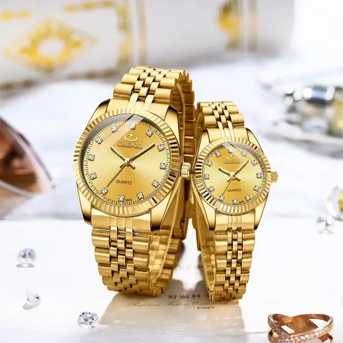 Montre de Couple Quartz en Acier Inoxydable Doré pour Femme Occasions Spéciales Mode Casual Résistante à L'Eau 3 Bars