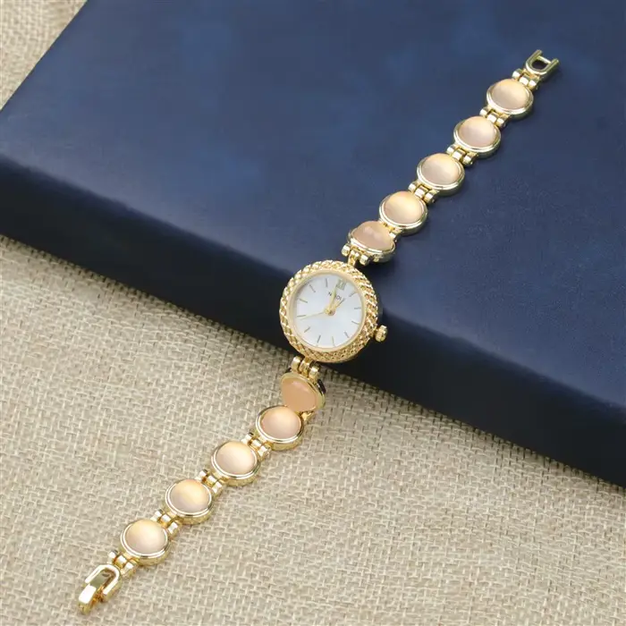 Montre élégante avec perles
