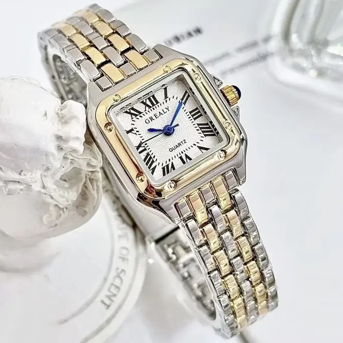 Montre en acier inoxydable carrée avec affichage en chiffres romains pour femmes occasions spéciales élégante à offrir