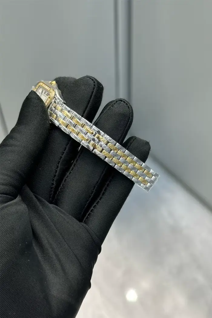 Montre de luxe personnalisée en acier inoxydable pour femmes avec affichage chiffre romain et résistance à l'eau pour occasions spéciales