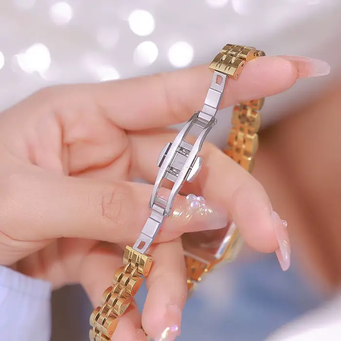 Montre-bracelet carrée en acier inoxydable pour femme résistante à l'eau avec bracelet ajustable pour occasions spéciales et mode