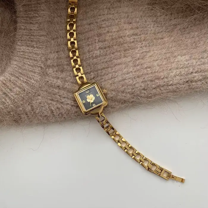 Nouvelle montre pour femme vintage noir or camélia chaîne lumière luxe à la mode carré haut de gamme