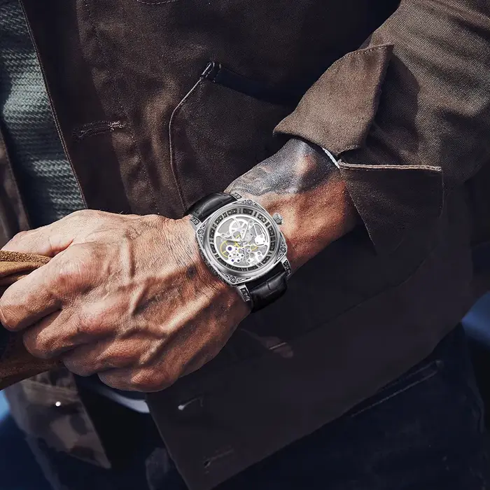 Montre polyvalente de luxe léger au design sculpté rétro pour hommes