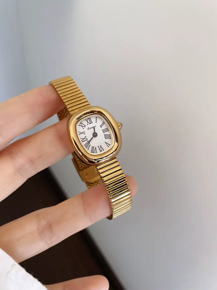 Nouveau modèle 2026 : Montre élégante à quartz pour femme avec petit cadran ovale et bracelet en maille d'acier inoxydable – Un cadeau parfait pour les femmes