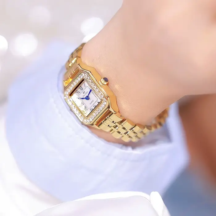 Montre-bracelet carrée en acier inoxydable pour femme résistante à l'eau avec bracelet ajustable pour occasions spéciales et mode
