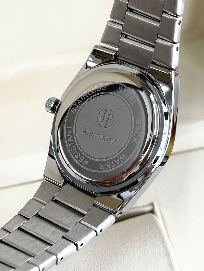 Montre de couple en acier inoxydable avec cadran vert dégradé, boucle papillon, double calendrier et résistance à l'eau pour femmes et hommes, idéale pour les occasions spéciales et le quotidien