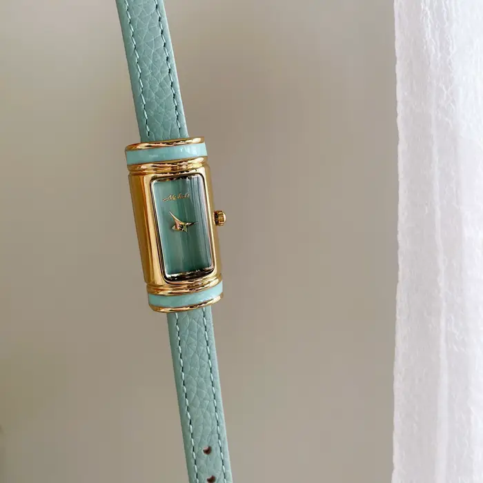 2026 nouvelle montre de luxe petite barre d'or style concepteur haut de gamme mode montre rectangulaire en cuir montre à Quartz femme cadeau