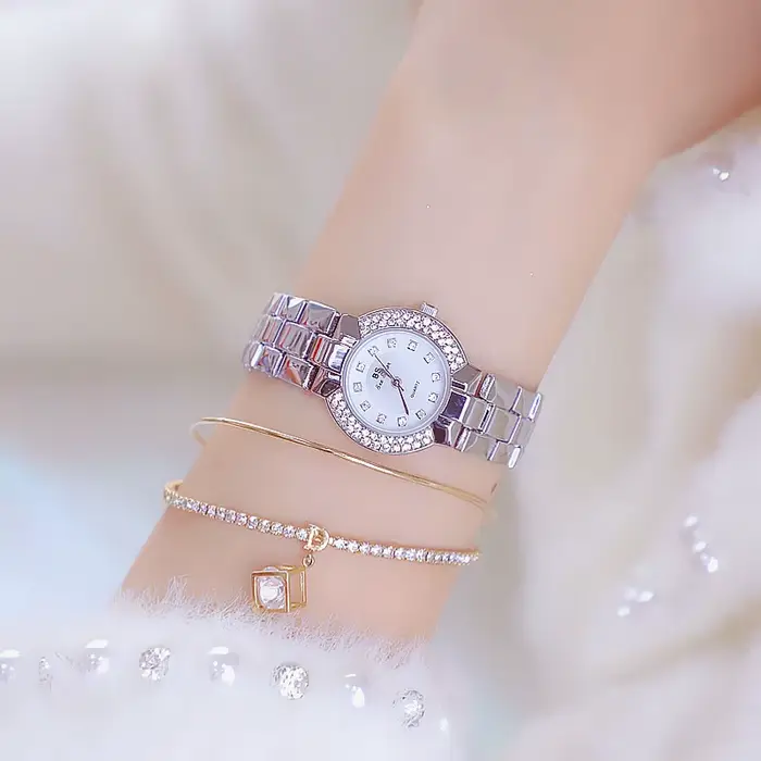 Montre de luxe pour femmes en argent et or avec mouvement quartz résistante à l'eau pour occasions spéciales et quotidien