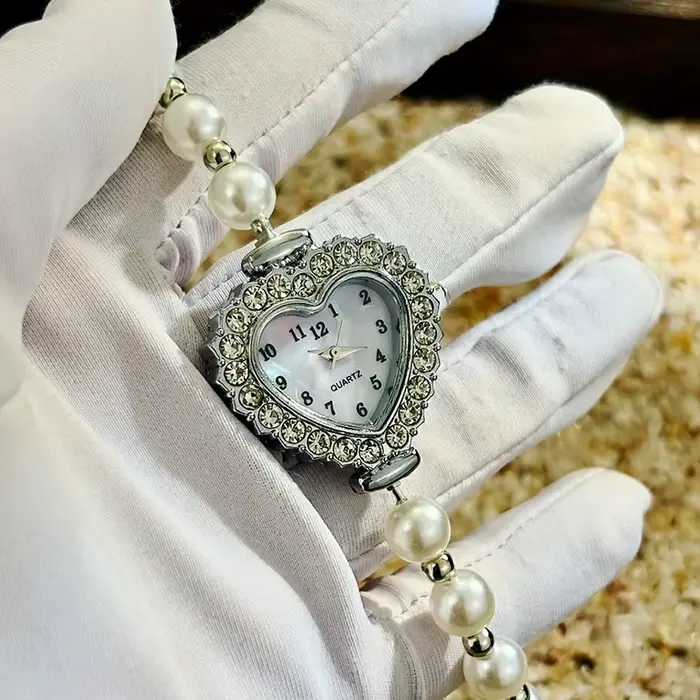 Montre élégante pour femme avec cadran en forme de cœur et bracelet en perles à cordon
