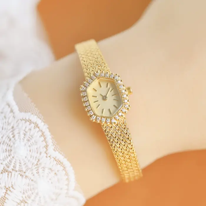 Montre vintage féminine en laiton plaqué or 18 carats avec cadran ovale rétro et bracelet en acier inoxydable pour occasions spéciales