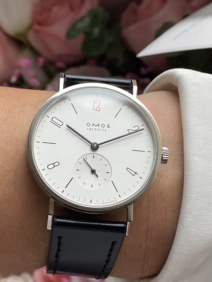 Montre mécanique manuelle ultra-fine de style Bauhaus