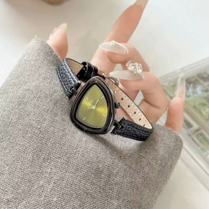 Montre femme de luxe à la mode avec design asymétrique
