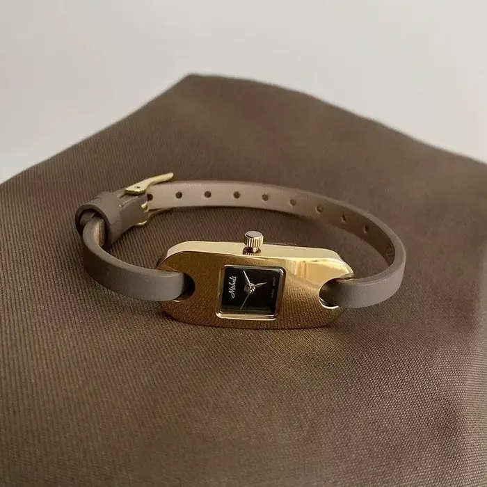 Montre à bracelet fin en cuir et or jaune pour femmes design rétro et élégant occasions spéciales et quotidiennes