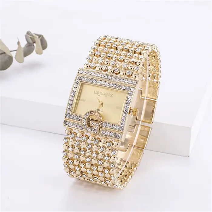Montres carrées simples en or pour femmes