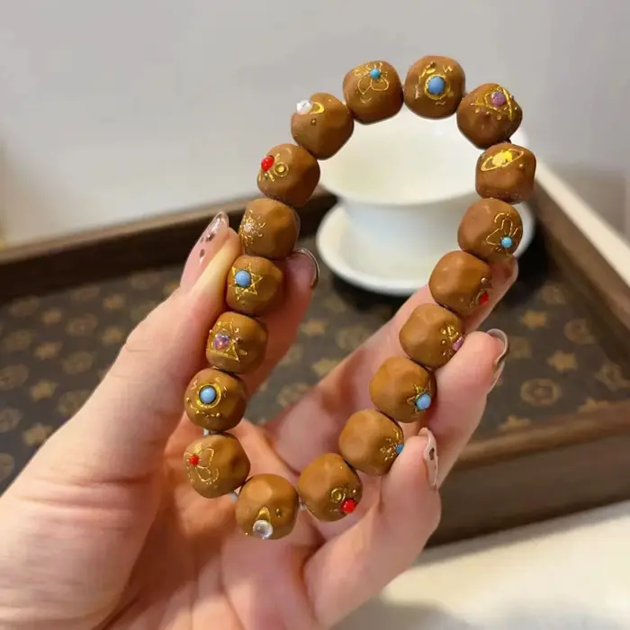 Bracelet en héricium naturel sculpté à la main